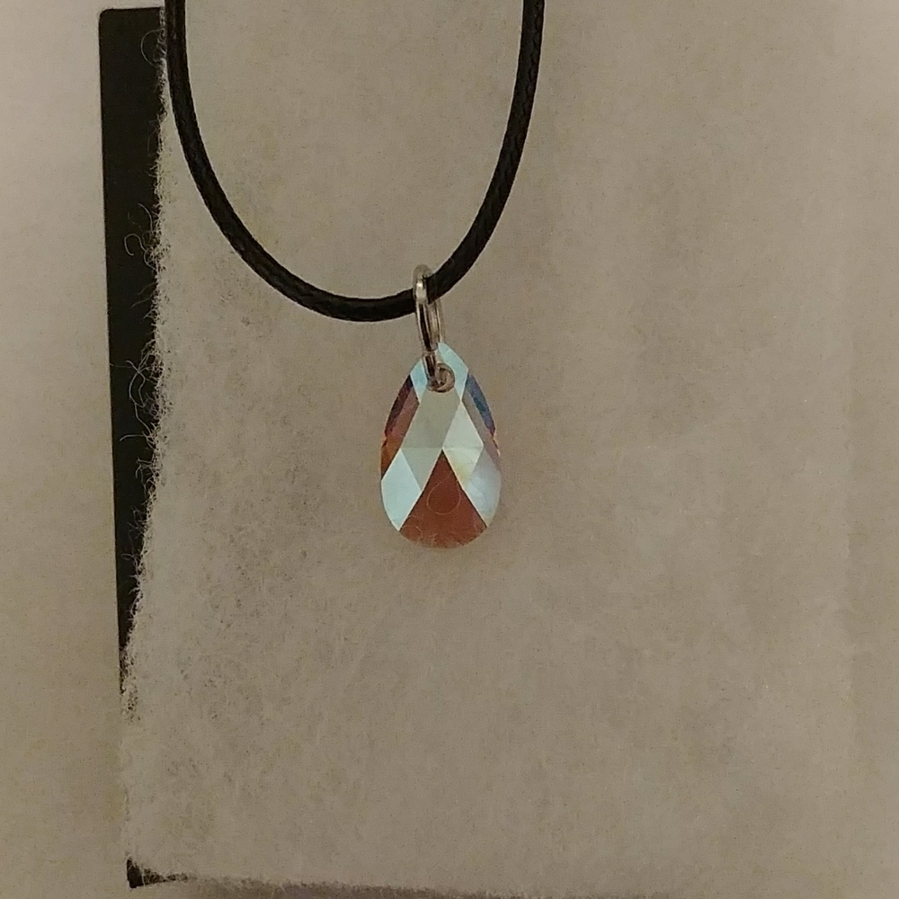 Illusion Gold Crystal Teardrop Necklace - Picture 5 of 8